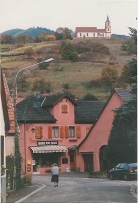 Blick über die Dorfstraße auf St. Gilles