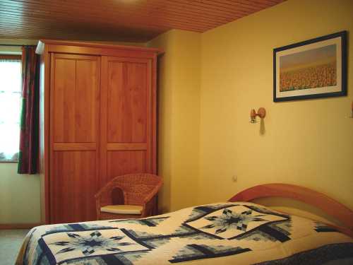 Schlafzimmer mit Doppelbett