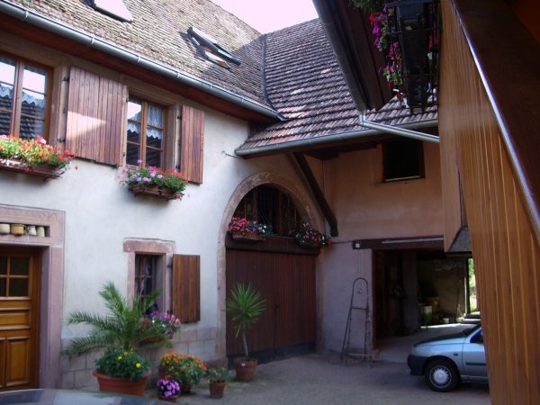 Blick auf Hof mit Sitzgruppe und Eingang der Wohnung