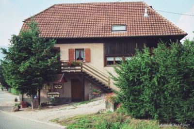 Blick auf den Eingang mit Balkon